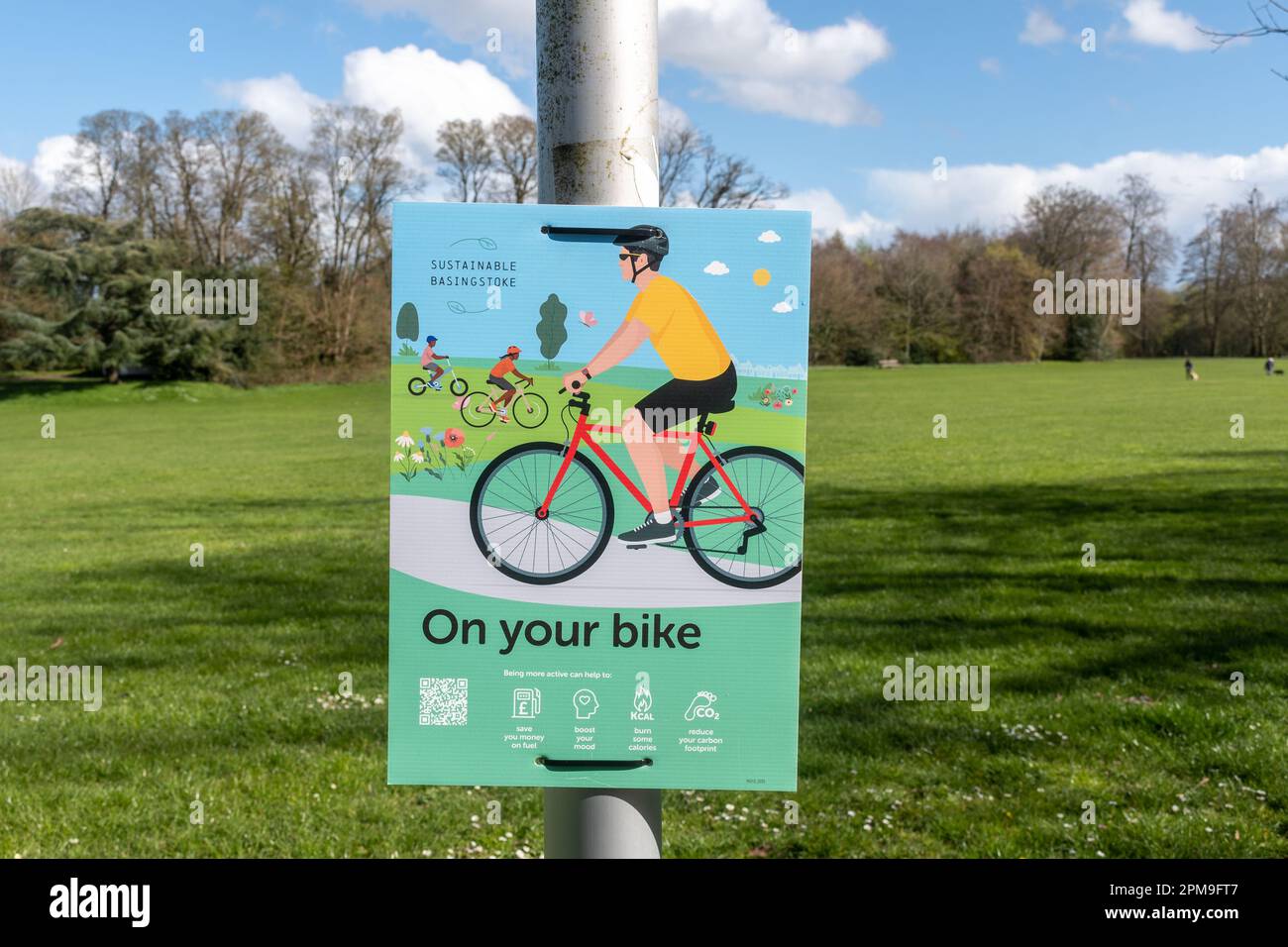 Sul tuo cartello Bike o avviso di Sustainable Basingstoke nel War Memorial Park incoraggiando le persone a diventare attive, Hampshire, Inghilterra, Regno Unito Foto Stock