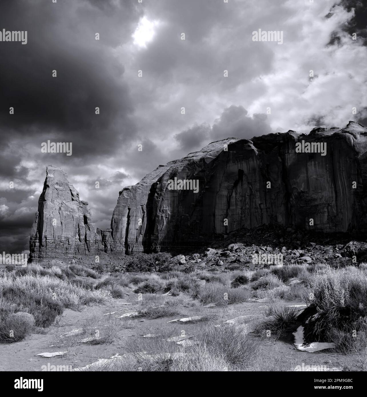 Girato su film, grano apparente, Monument Valley Arizona con cielo nuvoloso sera Foto Stock