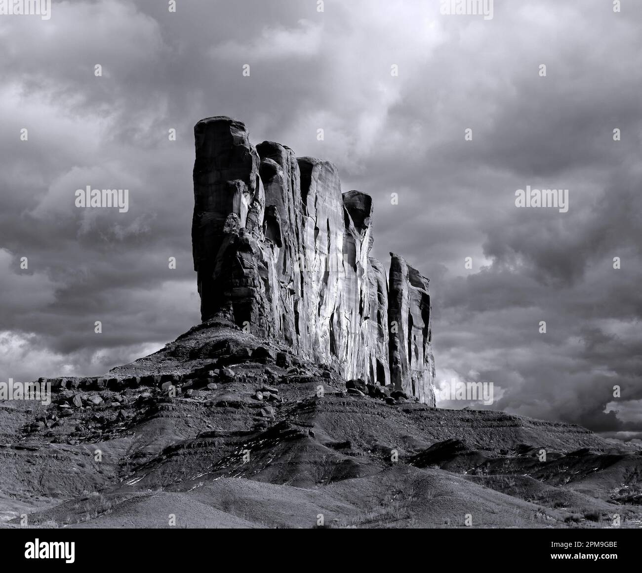 Girato su film, grano apparente, Monument Valley Arizona con cielo nuvoloso sera Foto Stock