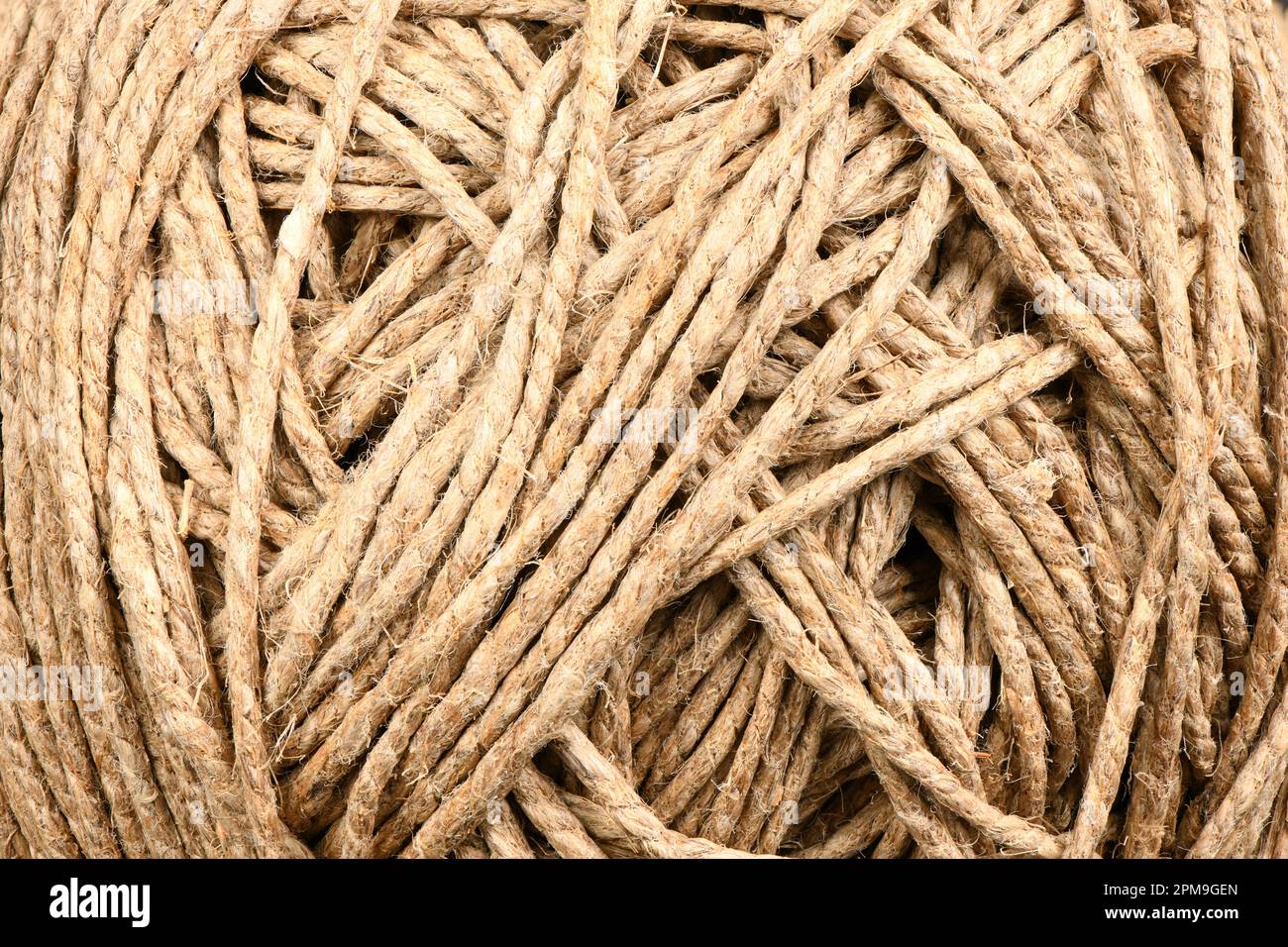 Una matassa di filo di lino, filo isolato. Bobina di spago. Corda per iuta. Filetto di canapa isolato. Matassa di lana marrone per maglieria su fondo bianco. Alto Foto Stock