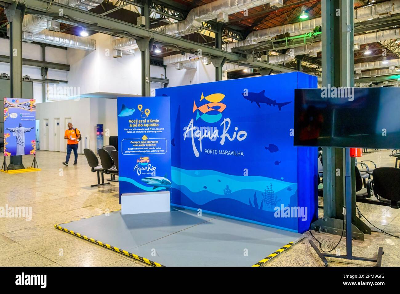 Rio de Janeiro, Brasile - 4 aprile 2023: Interno della sala d'attesa nel terminal delle navi da crociera. Un cartello con la scritta Aqua Rio decora la camera. Foto Stock