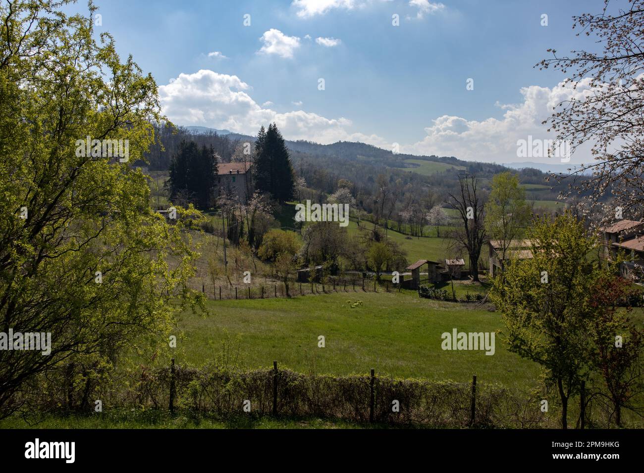 Panorama, colline emiliane, montagne, cielo e alberi Foto Stock