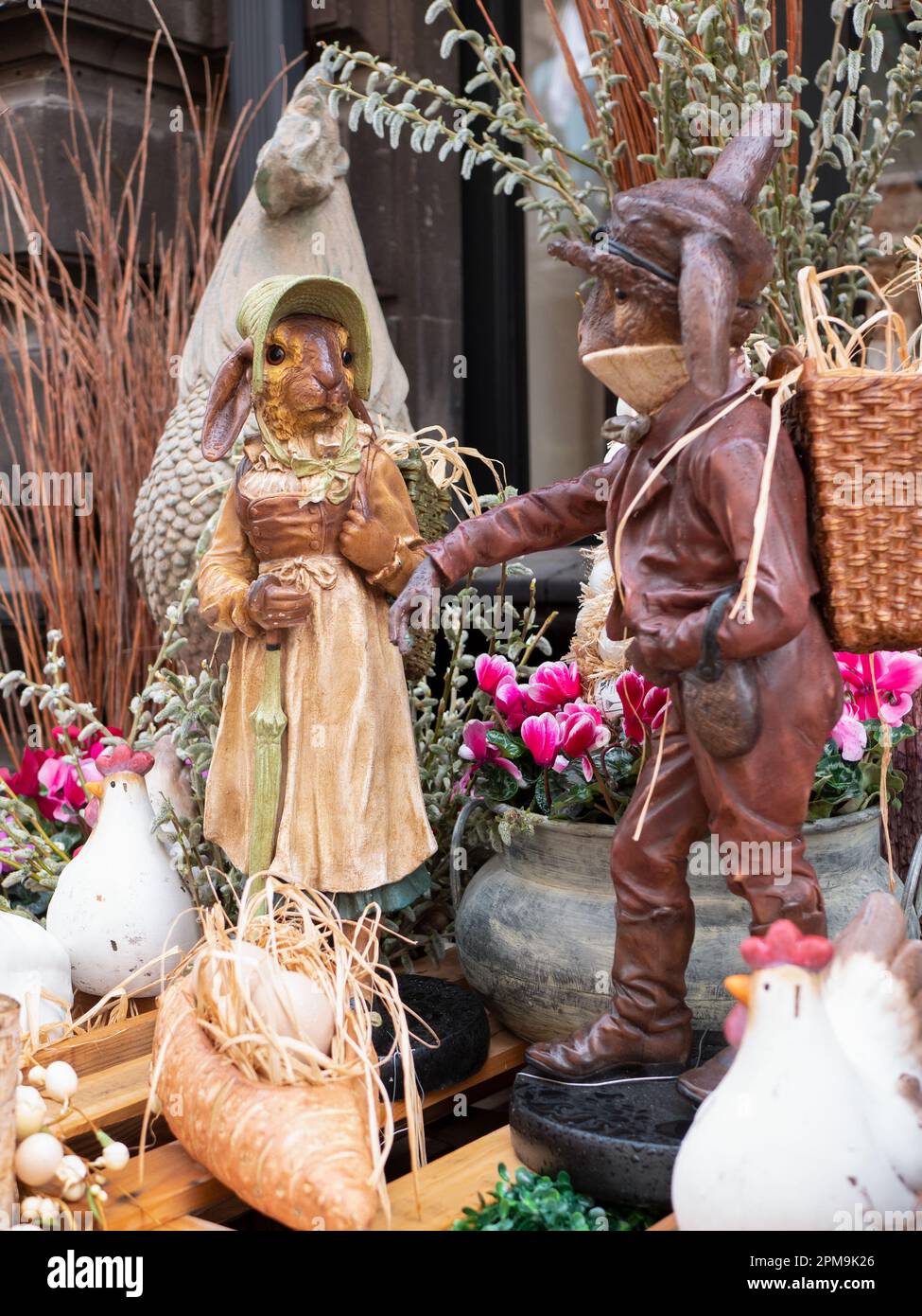 Yerevan, Armenia - 27 marzo 2023: Composizione pasquale con lepri, galline e fiori. Scena di genere festivo, formato verticale Foto Stock
