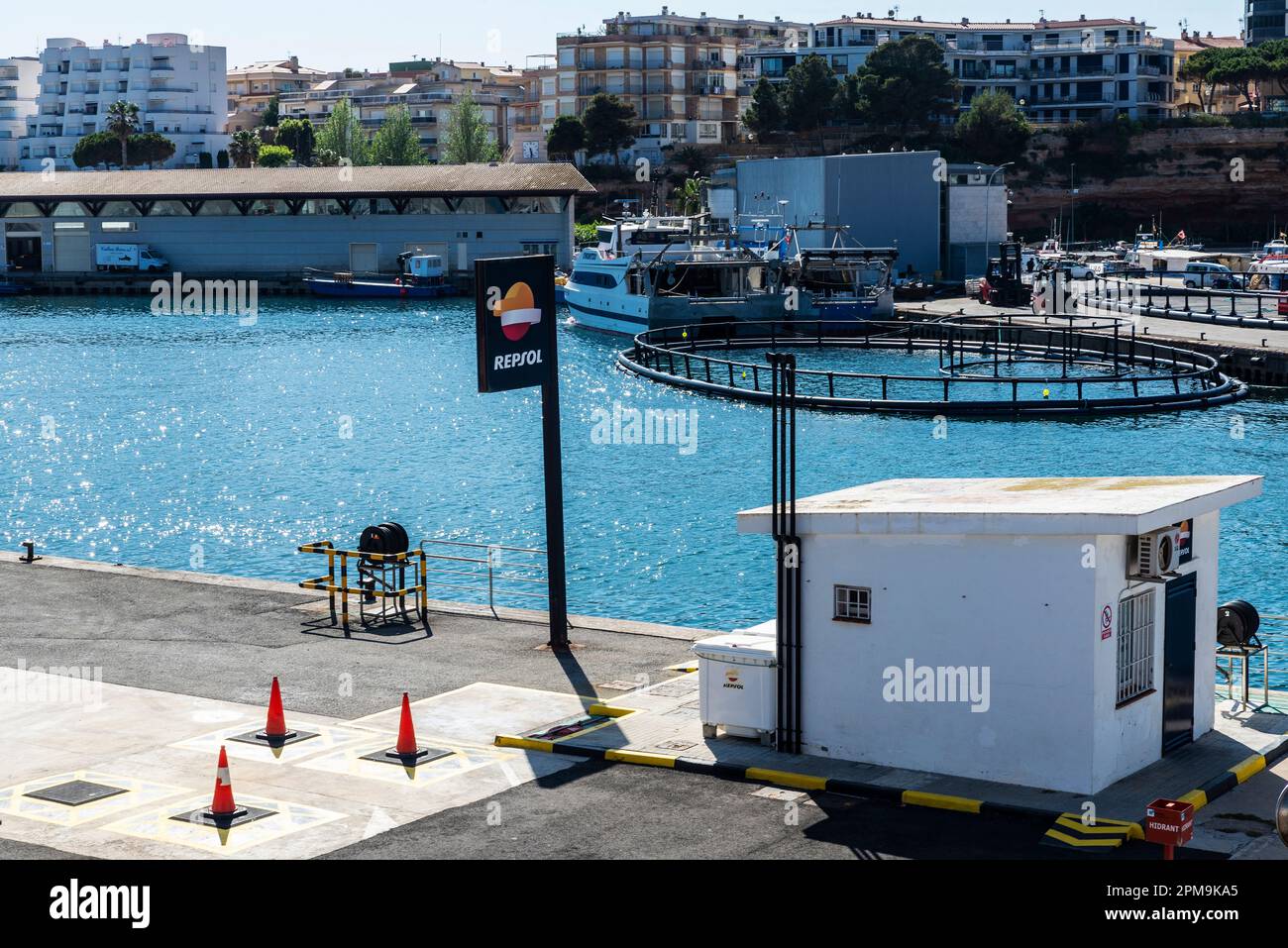 L Ametlla de Mar, Spagna - 11 maggio 2022: Distributore di benzina Repsol nel porto di Ametlla de Mar, Tarragona, Catalogna, Spagna Foto Stock