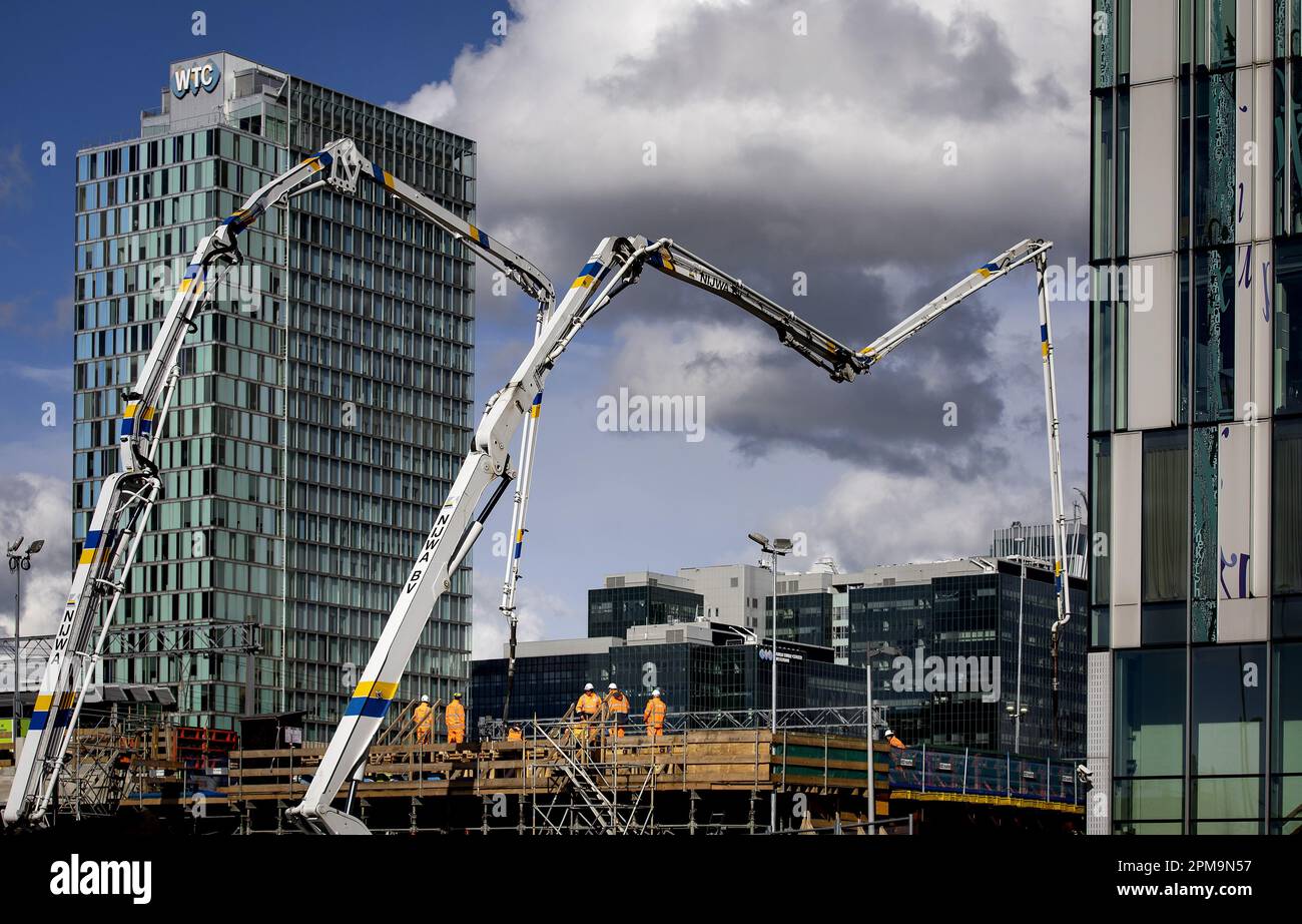 AMSTERDAM - il calcestruzzo viene versato nel cantiere di Zuidasdok. Il calcestruzzo sarà versato tutto il giorno per il futuro Brittenpassage alla stazione Zuid di Amsterdam. Il Brittenpassage è stato costruito per gestire il crescente flusso di passeggeri di fronte alla stazione. ANP KOEN VAN WEEL netherlands out - belgium out Foto Stock