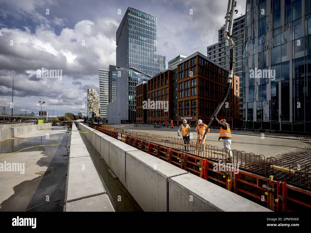 AMSTERDAM - il calcestruzzo viene versato nel cantiere di Zuidasdok. Il calcestruzzo sarà versato tutto il giorno per il futuro Brittenpassage alla stazione Zuid di Amsterdam. Il Brittenpassage è stato costruito per gestire il crescente flusso di passeggeri di fronte alla stazione. ANP KOEN VAN WEEL netherlands out - belgium out Foto Stock