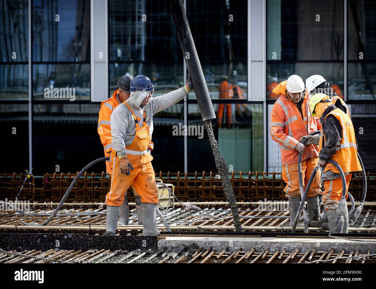 AMSTERDAM - il calcestruzzo viene versato nel cantiere di Zuidasdok. Il calcestruzzo sarà versato tutto il giorno per il futuro Brittenpassage alla stazione Zuid di Amsterdam. Il Brittenpassage è stato costruito per gestire il crescente flusso di passeggeri di fronte alla stazione. ANP KOEN VAN WEEL netherlands out - belgium out Foto Stock