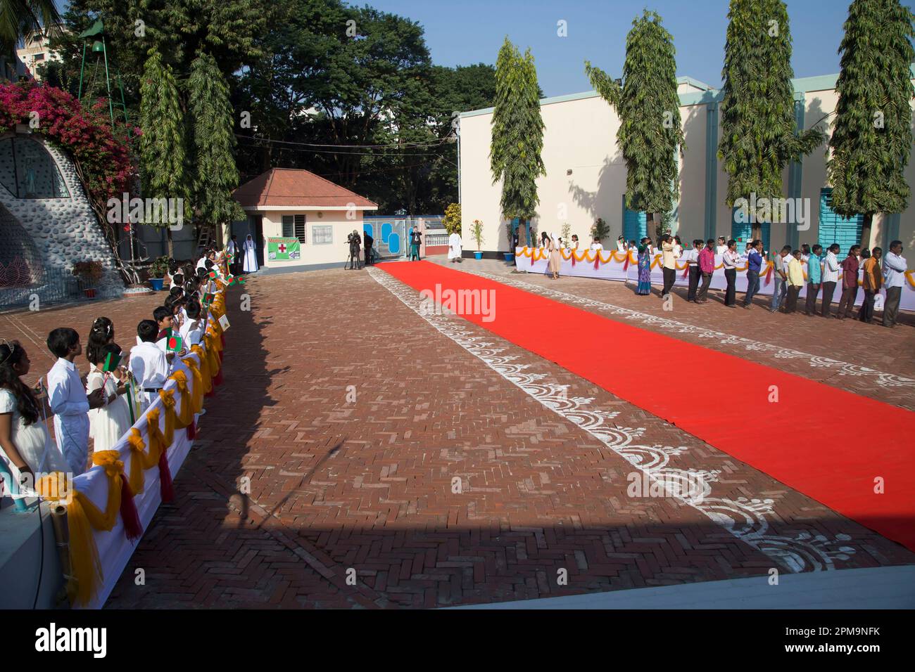 Papa Francesco arriva alla Chiesa del Santo Rosario a Tejgaon a Dacca durante la sua visita di tre giorni in Bangladesh. Foto: Ripon Abraham tolentinu Foto Stock