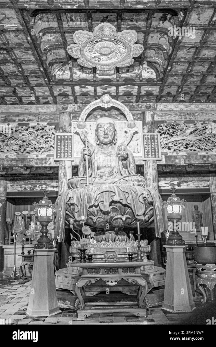 Kamakura, Giappone - 18 marzo 2023: La statua di Jizo Bosatsu nella Butsuden Hall nel tempio di Kencho-ji, Kamakura, Giappone Foto Stock