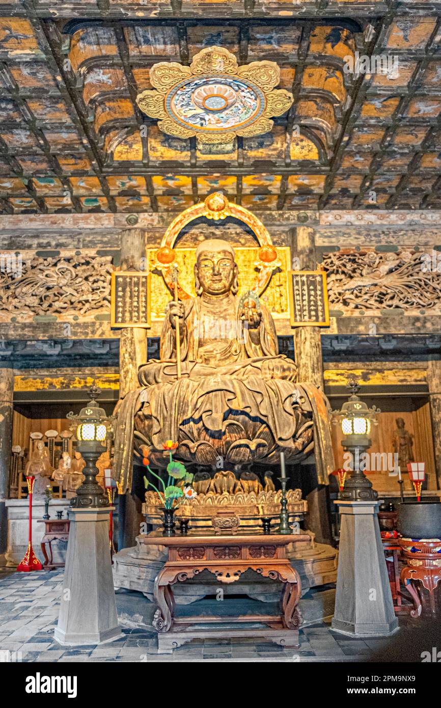 Kamakura, Giappone - 18 marzo 2023: La statua di Jizo Bosatsu nella Butsuden Hall nel tempio di Kencho-ji, Kamakura, Giappone Foto Stock