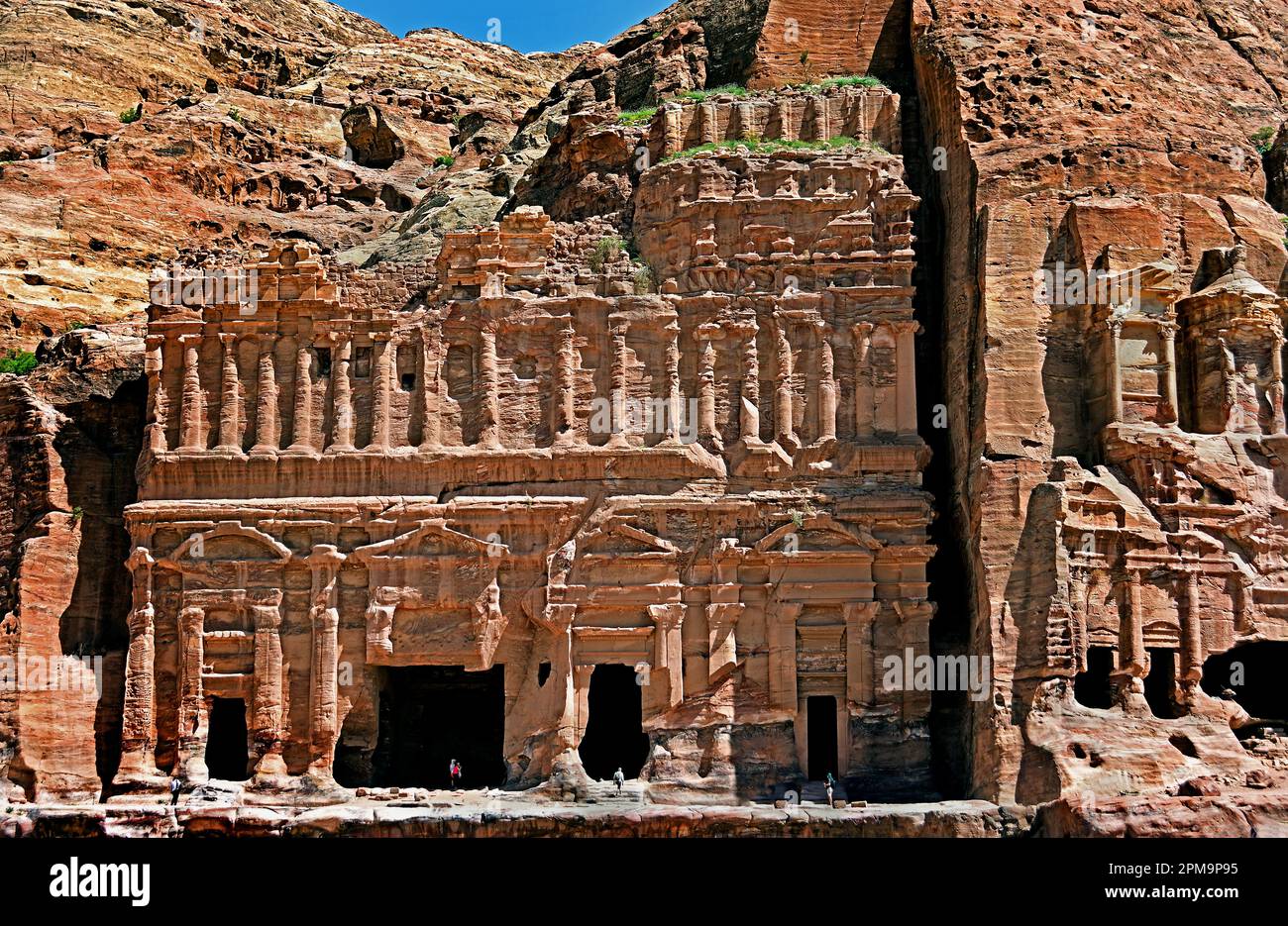 Facciate monumentali intagliate nella roccia del Tombeo del Palazzo, del Tombeo Corinzio e del Tombeo della Seta, scavate nelle massicce scogliere di arenaria della cresta delle Tombe Reali a Petra, Giordania. Foto Stock