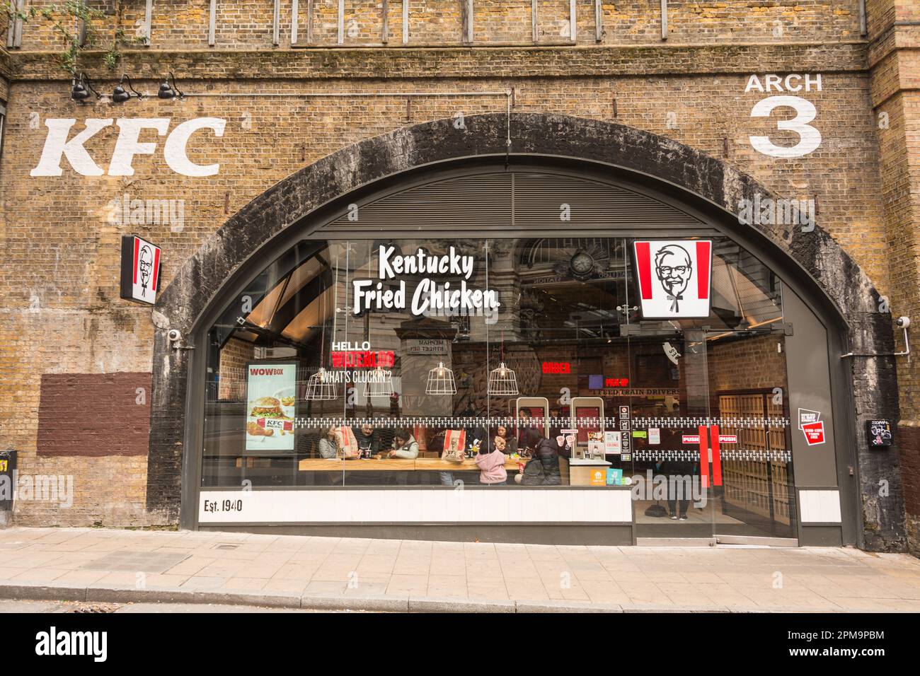 Un ristorante fast-food Colonel Saunders Kentucky Friend Chicken in uno degli archi fuori Waterloo Station a Waterloo, Londra, SE1, Inghilterra, Regno Unito Foto Stock