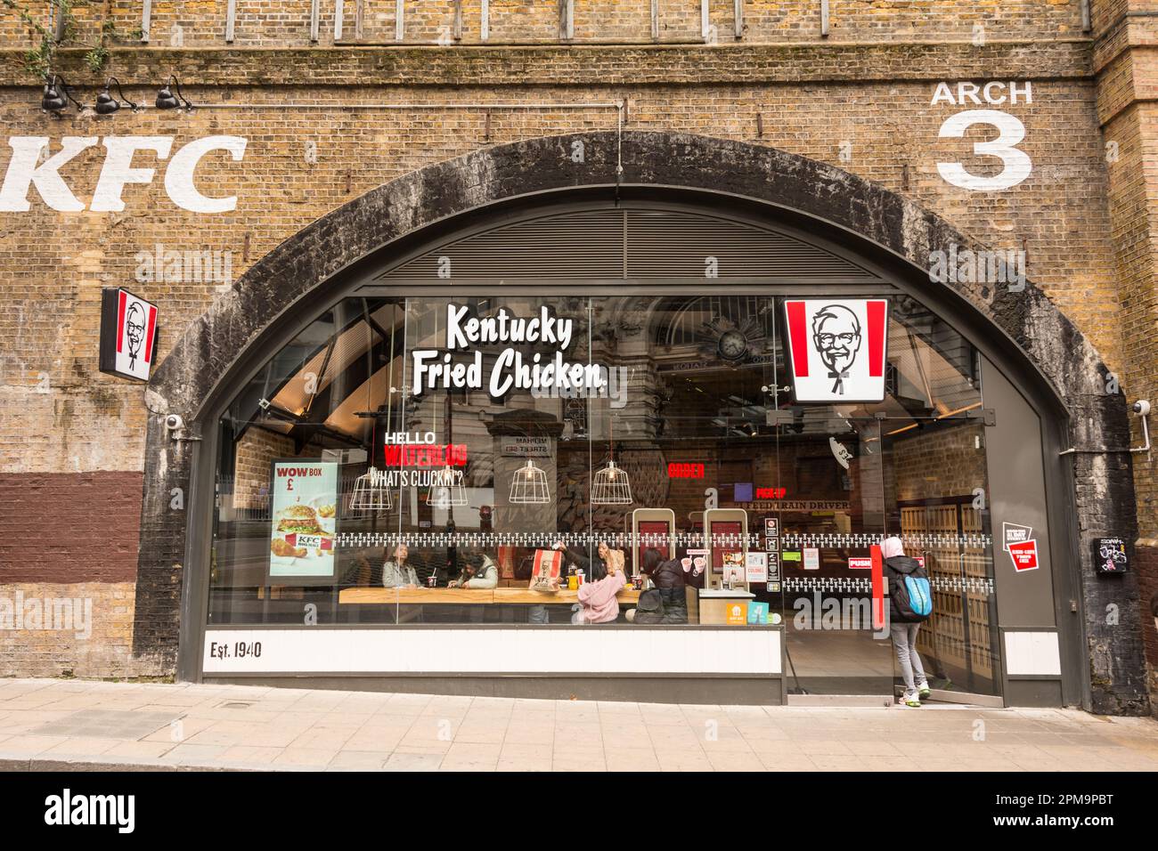 Un ristorante fast-food Colonel Saunders Kentucky Friend Chicken in uno degli archi fuori Waterloo Station a Waterloo, Londra, SE1, Inghilterra, Regno Unito Foto Stock