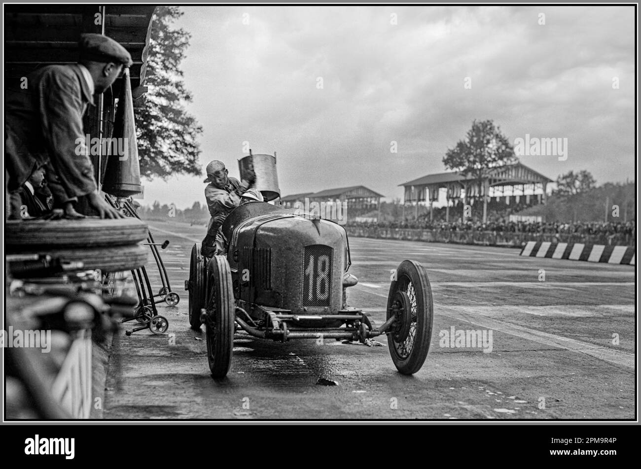 Vincitore, primo Gran Premio d'Italia a Monza 1922 - l'italiano Pietro Bordino ha pilotato la sua Fiat 804 numero 18 alla vittoria al primo Gran Premio d'Italia a Monza Gran Premio d'Italia gara d'epoca Pietro Bordino, vincitore del Gran Premio d'Italia 1922, vainqueur du Grand Prix d'Italie 1922 (voiture ET voiturette Foto Stock