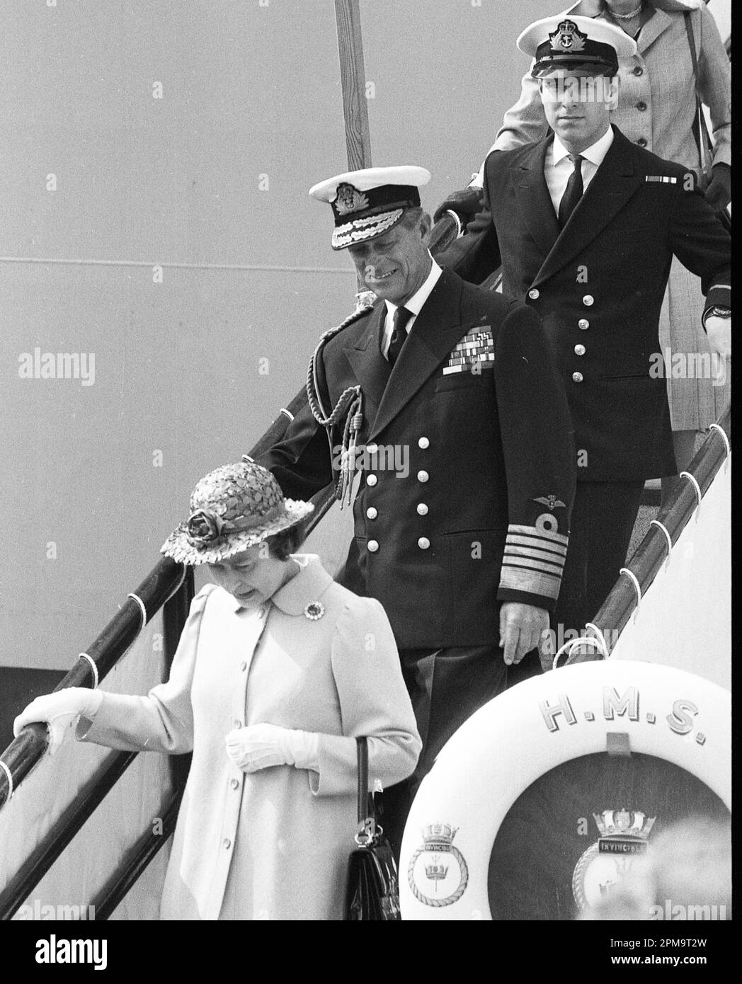 Regina Elisabetta II e Principe Filippo, il Duca di Edimburgo camminano lungo la passerella di HMS Invincible a Portsmouth dopo aver accolto il loro figlio Principe Andrea, il Duca di York dalla guerra delle Falklands, dove ha servito come pilota di elicottero il 17 settembre 1982. Credito: Rob Taggart/Alamy Foto Stock