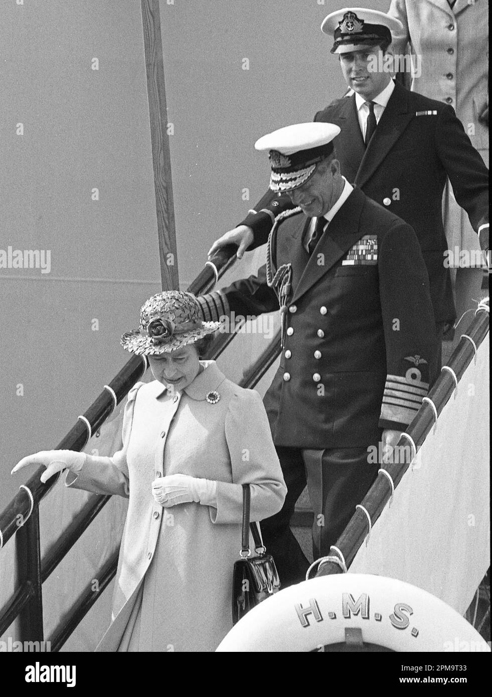 Regina Elisabetta II e Principe Filippo, il Duca di Edimburgo camminano lungo la passerella di HMS Invincible a Portsmouth dopo aver accolto il loro figlio Principe Andrea, il Duca di York dalla guerra delle Falklands, dove ha servito come pilota di elicottero il 17 settembre 1982. Credito: Rob Taggart/Alamy Foto Stock
