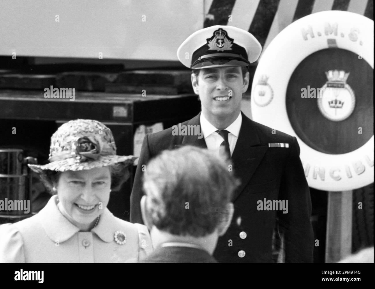 La regina Elisabetta II parla con i funzionari sorvegliati da suo figlio, il principe Andrew, il duca di York, al suo arrivo a Portsmouth, Inghilterra, a bordo di HMS Invincible dopo aver servito nella guerra delle Falklands come pilota di elicottero. Credito: Rob Taggart/Alamy Foto Stock