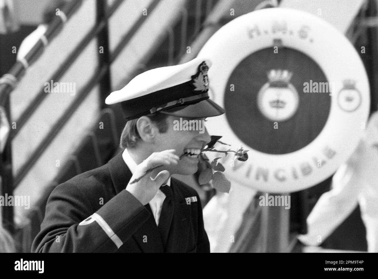 Il principe Andrew, il duca di York, fu gettato una rosa dalla folla al suo arrivo a Portsmouth, Inghilterra, a bordo di HMS Invincible dopo aver servito nella guerra delle Falklands come pilota di elicottero. Credito: Rob Taggart/Alamy Foto Stock
