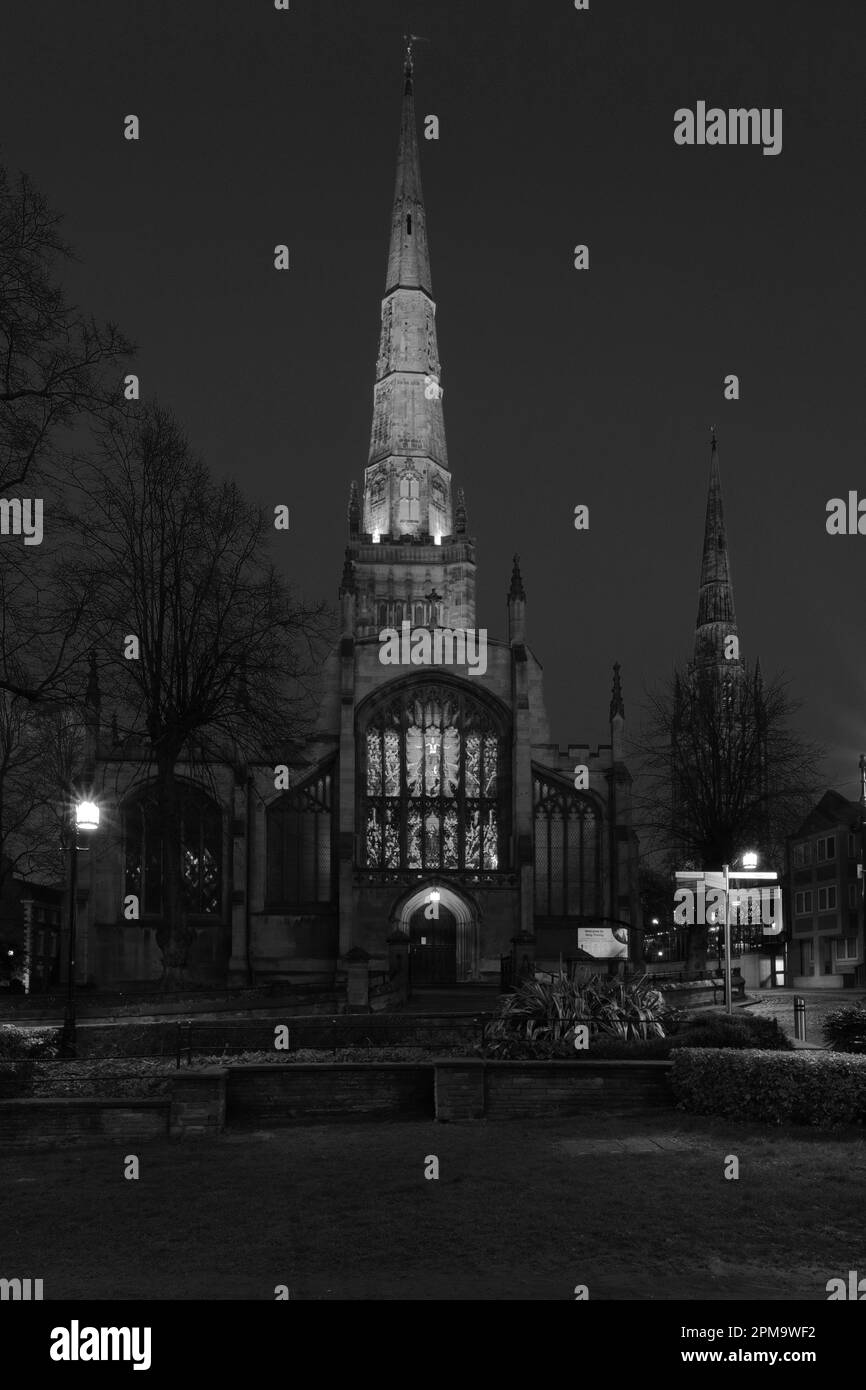 Vista crepuscolo della chiesa della Santissima Trinità, Coventry City, Warwickshire, Inghilterra, Regno Unito Foto Stock