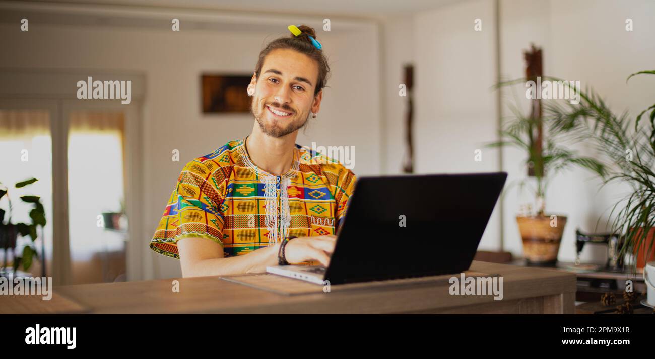 Lavoro lungo studente di capelli da casa Foto Stock