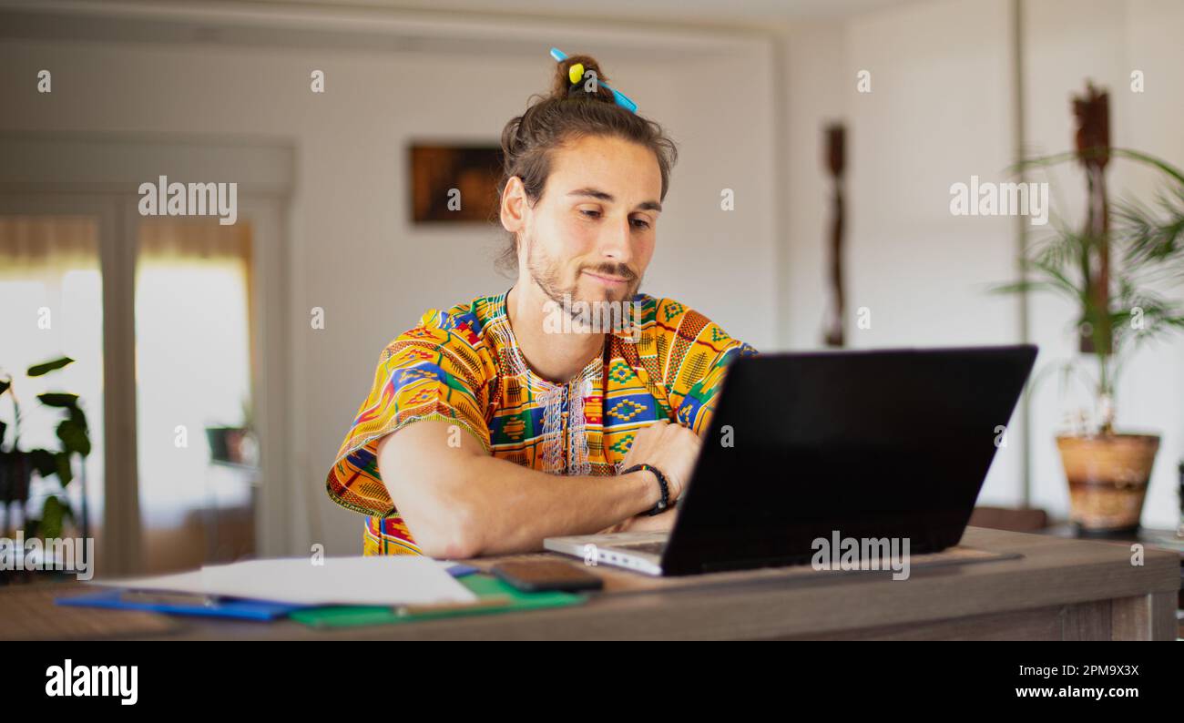 Lavoro lungo studente di capelli da casa Foto Stock