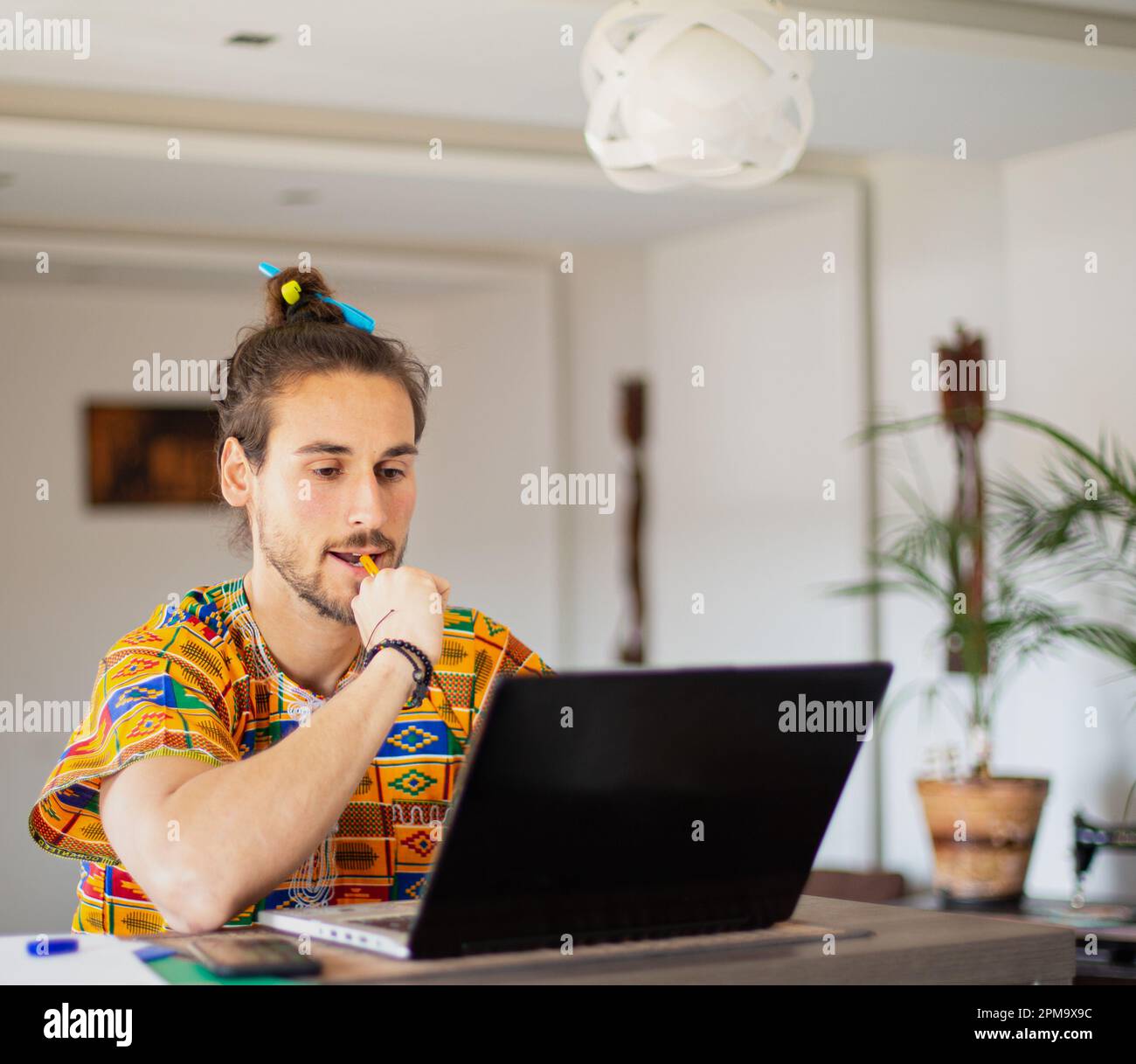 Lavoro lungo studente di capelli da casa Foto Stock