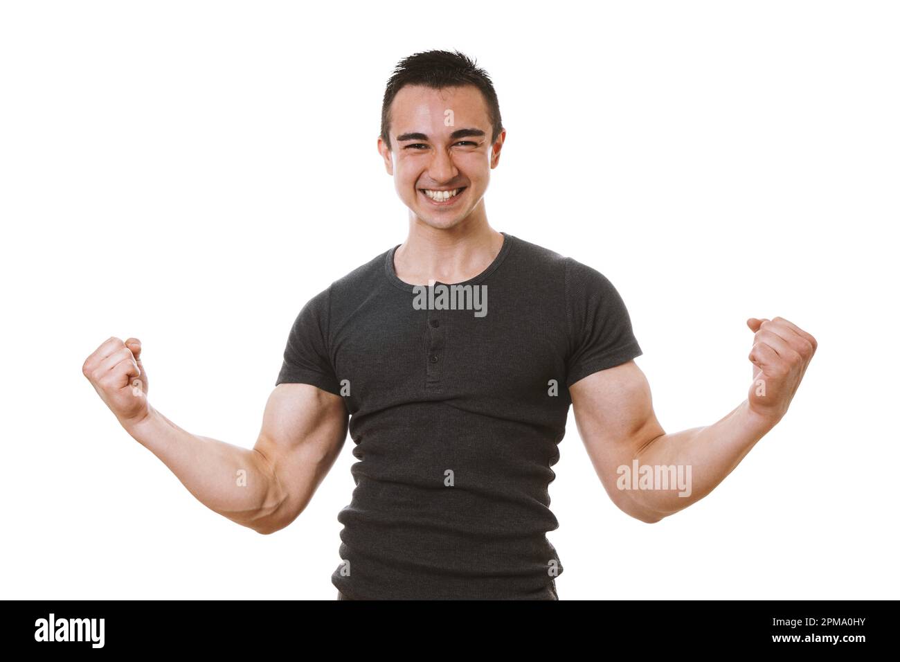 giovane uomo muscolare che celebra il successo in posa vincitore con flexed muscoli e pugni clenched Foto Stock