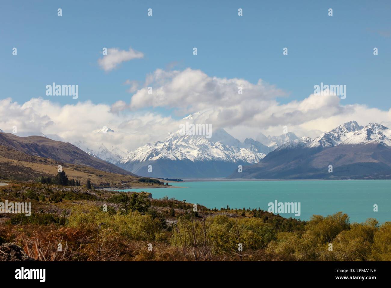 Il magnifico Aoroki o Monte Cook, la montagna più alta della Nuova Zelanda, coperto di neve, è visto da un lago azzurro Pukaki Foto Stock