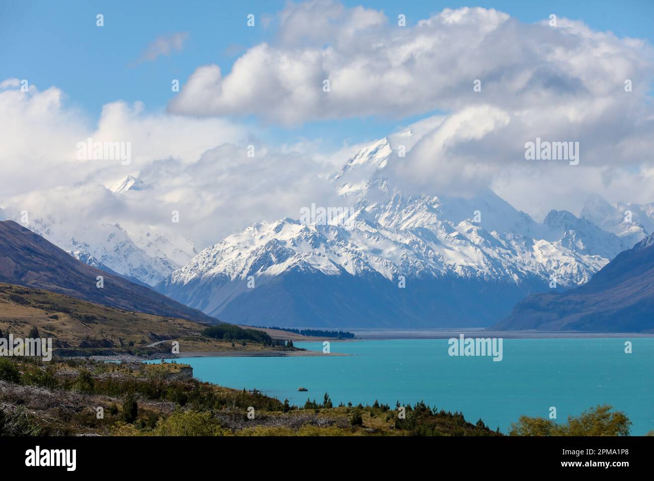 Il magnifico Aoroki o Monte Cook, la montagna più alta della Nuova Zelanda, coperto di neve, è visto da un lago azzurro Pukaki Foto Stock