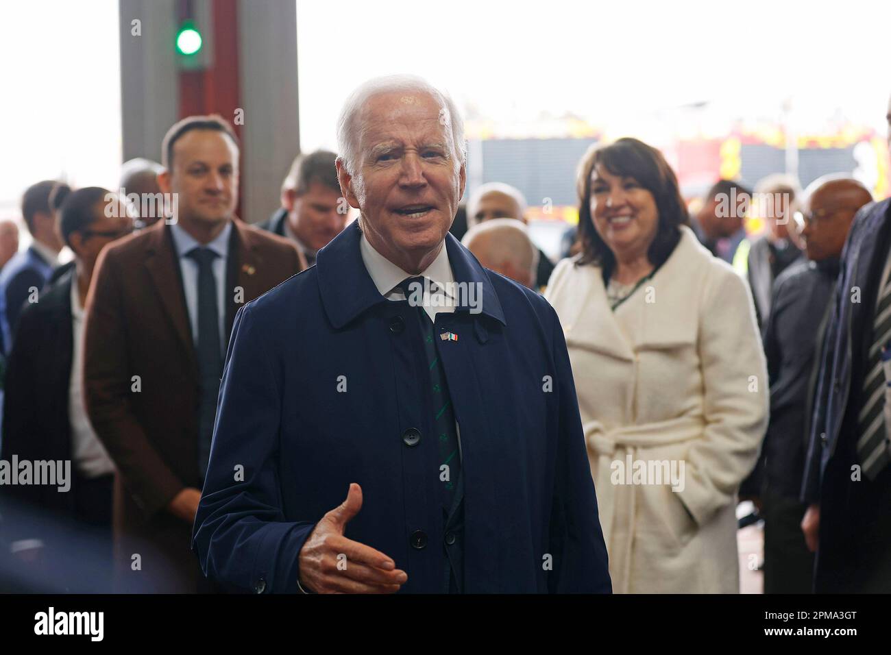 Foto dell'handout rilasciata dal Governo d'Irlanda del Presidente degli Stati Uniti Joe Biden che viene salutato da familiari e amici del personale dell'Ambasciata degli Stati Uniti dopo essere arrivato all'Aeroporto di Dublino durante il suo viaggio nell'isola d'Irlanda, con Taoiseach Leo Varadkar e l'Ambasciatore degli Stati Uniti in Irlanda H.E. Claire Cronin dietro. Data immagine: Mercoledì 12 aprile 2023. Foto Stock