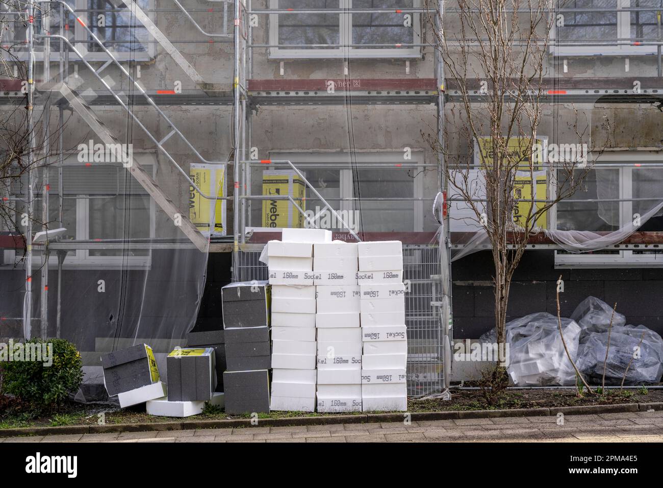 Energetische Sanierung von Wohnhäusern, älteres Mehrfamilienhaus ist eingerüstet, bekommt eine Wärmedämmung, Deutschland Foto Stock