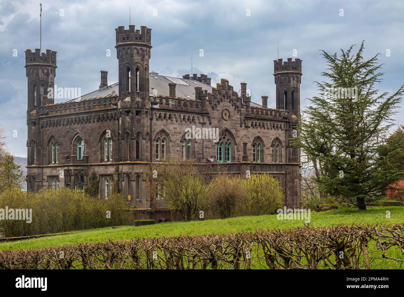 Il castello di Friedelhausen, costruito dal 1852 al 1856 in stile neogotico inglese Tudor, vicino alle città di Staufenberg e Lollar, Assia, Germania, vista dal pubblico Foto Stock