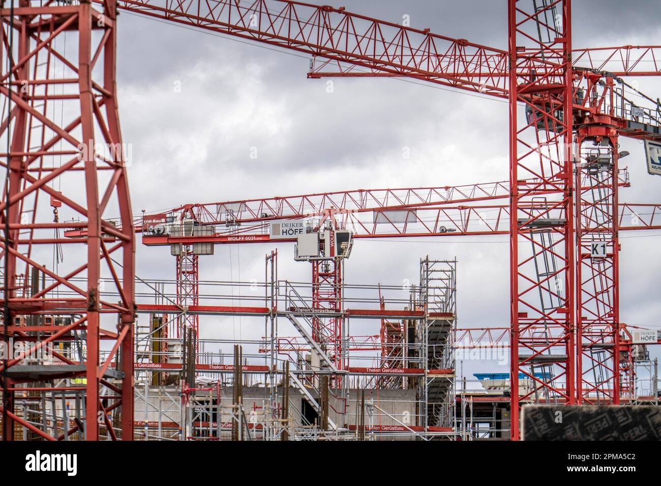 Grande cantiere a Düsseldorf, sulla B8, Danziger Straße, costruzione di un complesso residenziale e commerciale, Deiker Höfe, costruzione cra Foto Stock