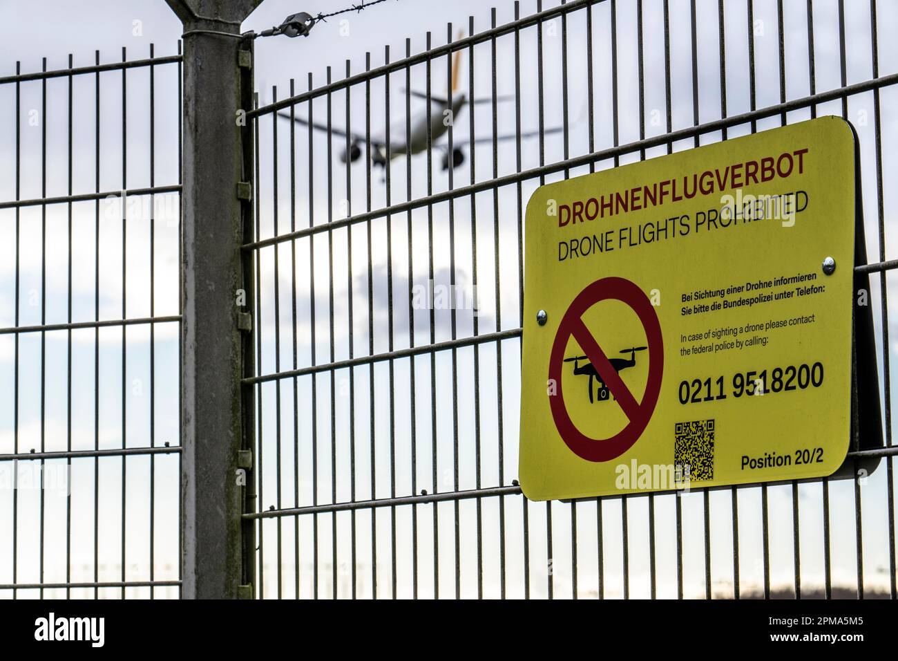 Aeroporto internazionale di Düsseldorf, recinzione di sicurezza al confine con l'aeroporto, pista, avviso di divieto di volo con droni negli aeroporti, aerei in app Foto Stock