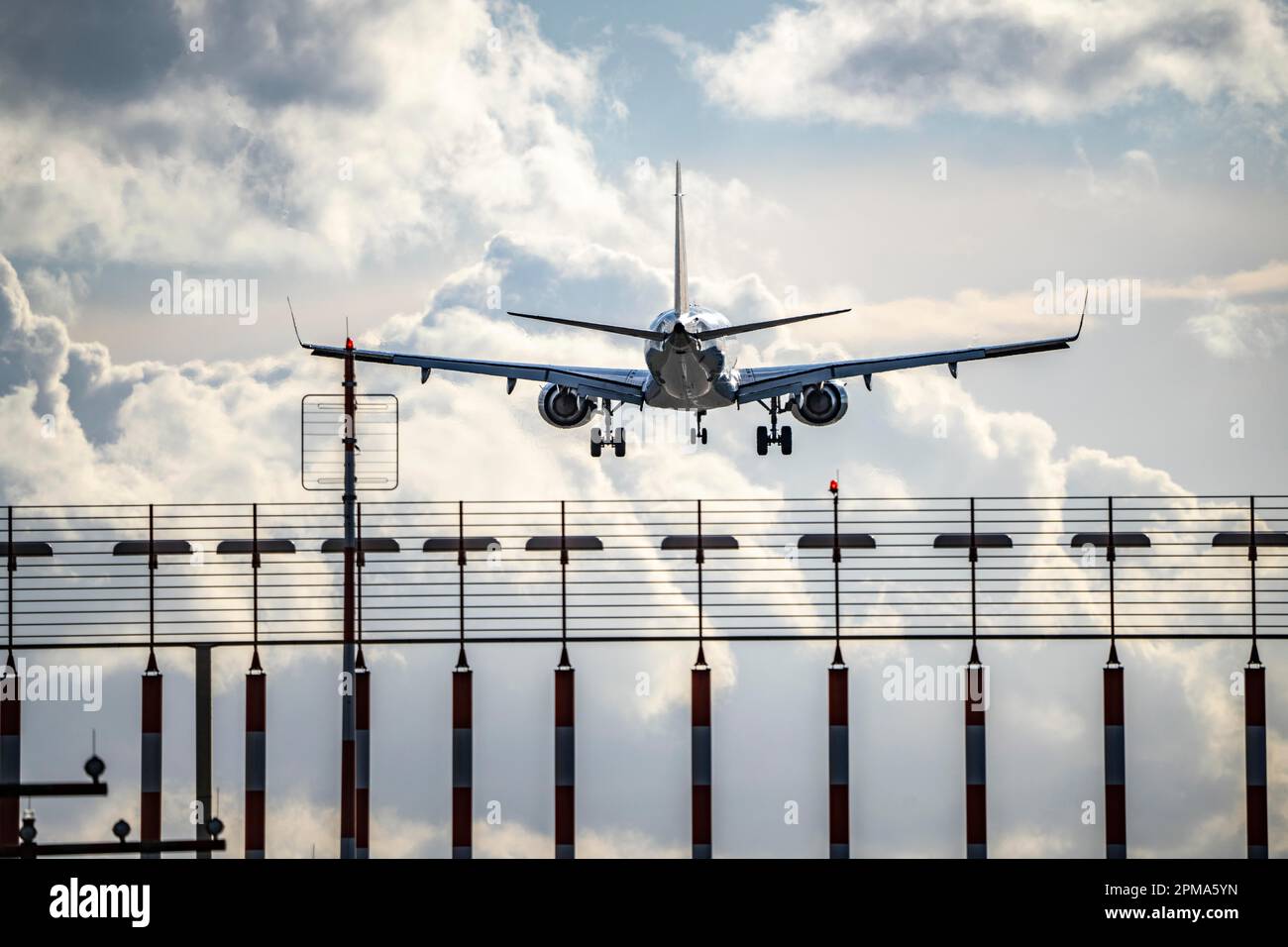Aeroporto internazionale di Düsseldorf, DUS, illuminazione pista, aiuti all'avvicinamento pista 05R/23L, aeromobili in avvicinamento, Foto Stock