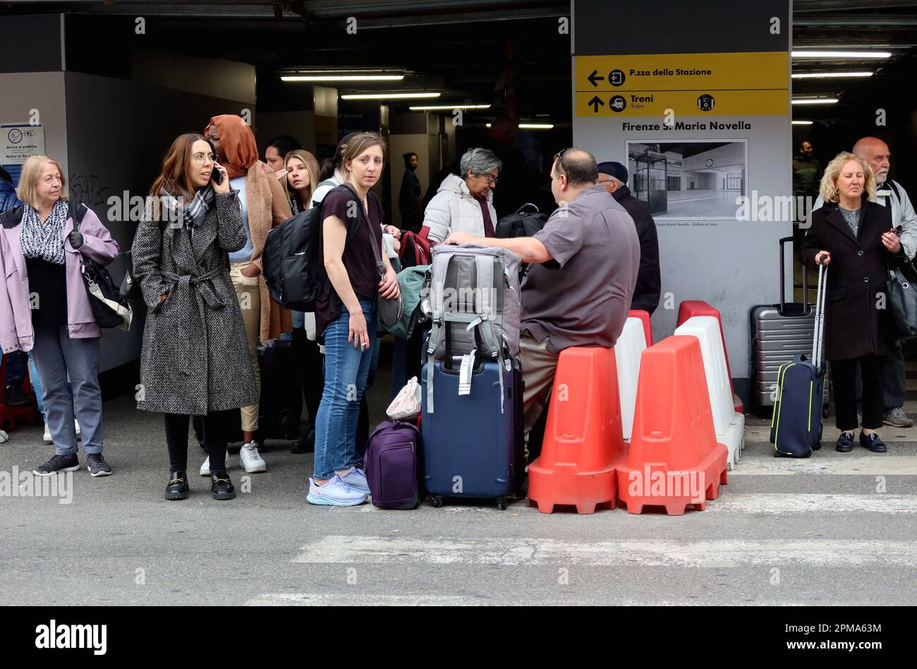 Firenze, Italia. 12th Apr, 2023. I turisti affollano la stazione ferroviaria di Santa Maria Novella a Firenze il 12 2023 aprile. Come durante le vacanze pasquali l'Italia ha registrato un numero eccezionale di turisti provenienti da tutto il mondo, le autorità italiane hanno parlato di 'overtourism' come di un fenomeno che potrebbe compromettere le città d'arte e i luoghi naturalistici del Paese. (Foto di Elisa Gestri/Sipa USA) Credit: Sipa USA/Alamy Live News Foto Stock