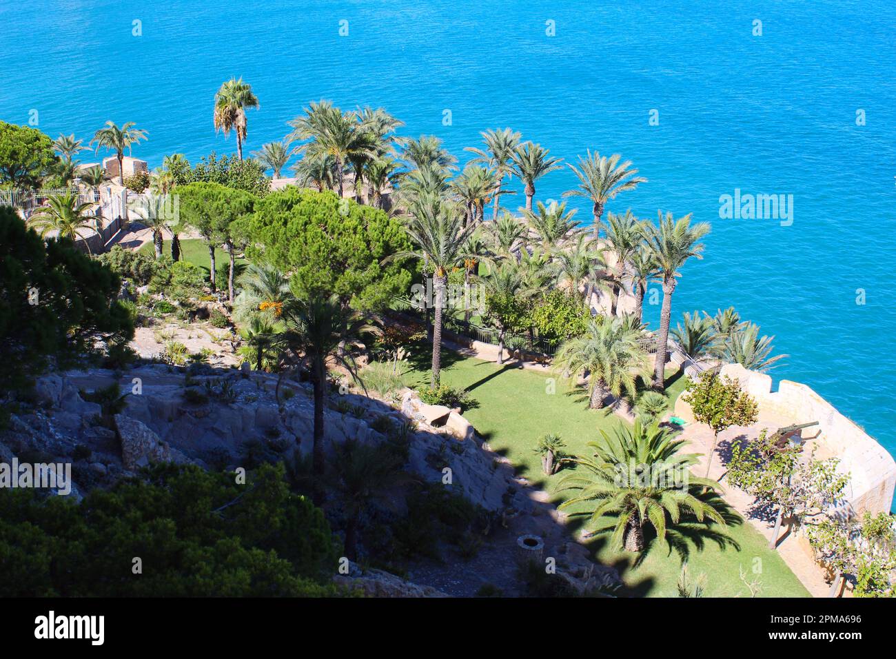 Piccolo parco vicino alle mura del castello dei Templari Foto Stock