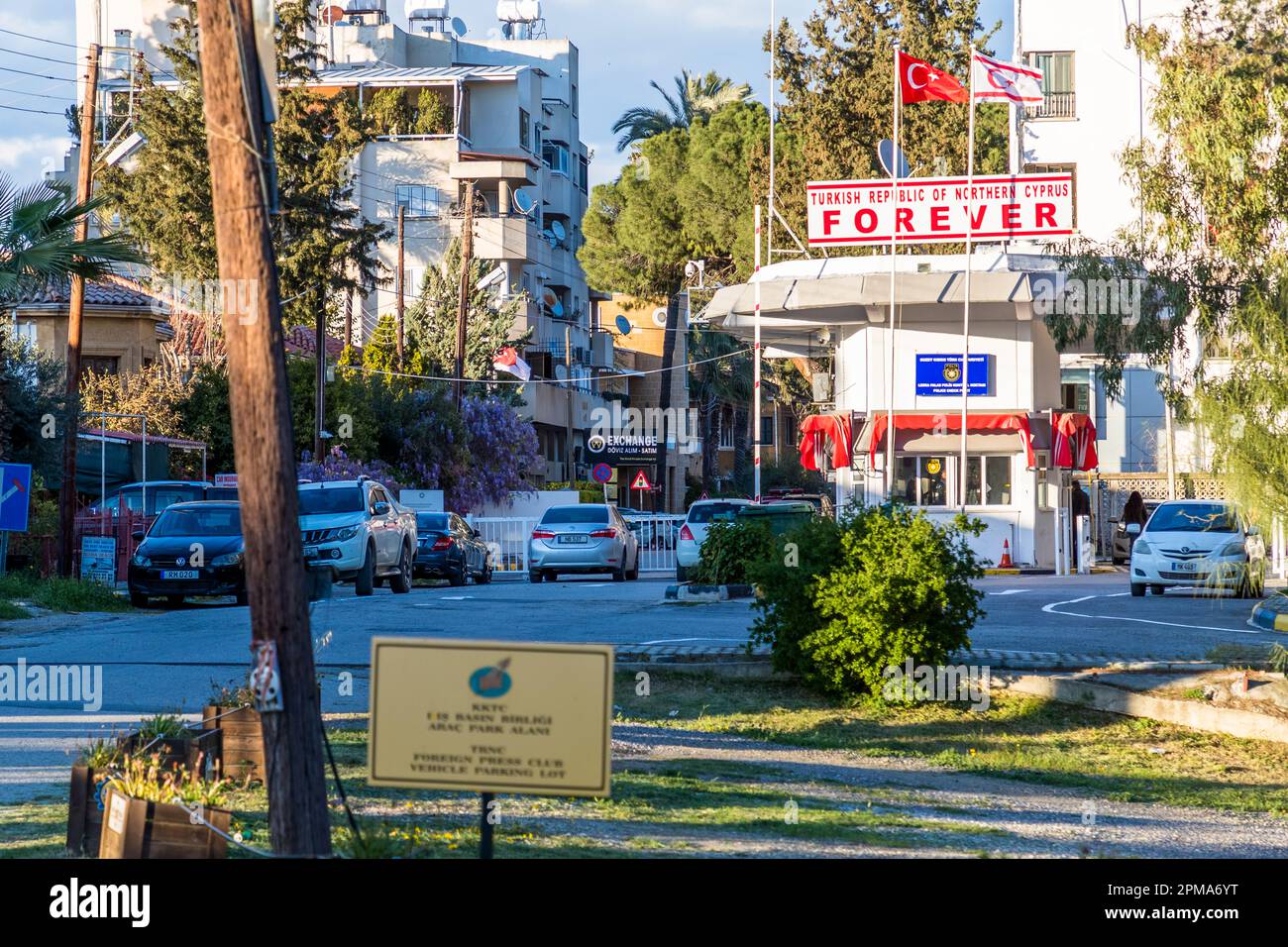 Ledra Palace frontiera, Nicosia. Vista dalla zona cuscinetto al punto di controllo turco-cipriota con le bandiere della Repubblica turca di Cipro settentrionale e della Turchia. Comune di Nicosia, Cipro Foto Stock