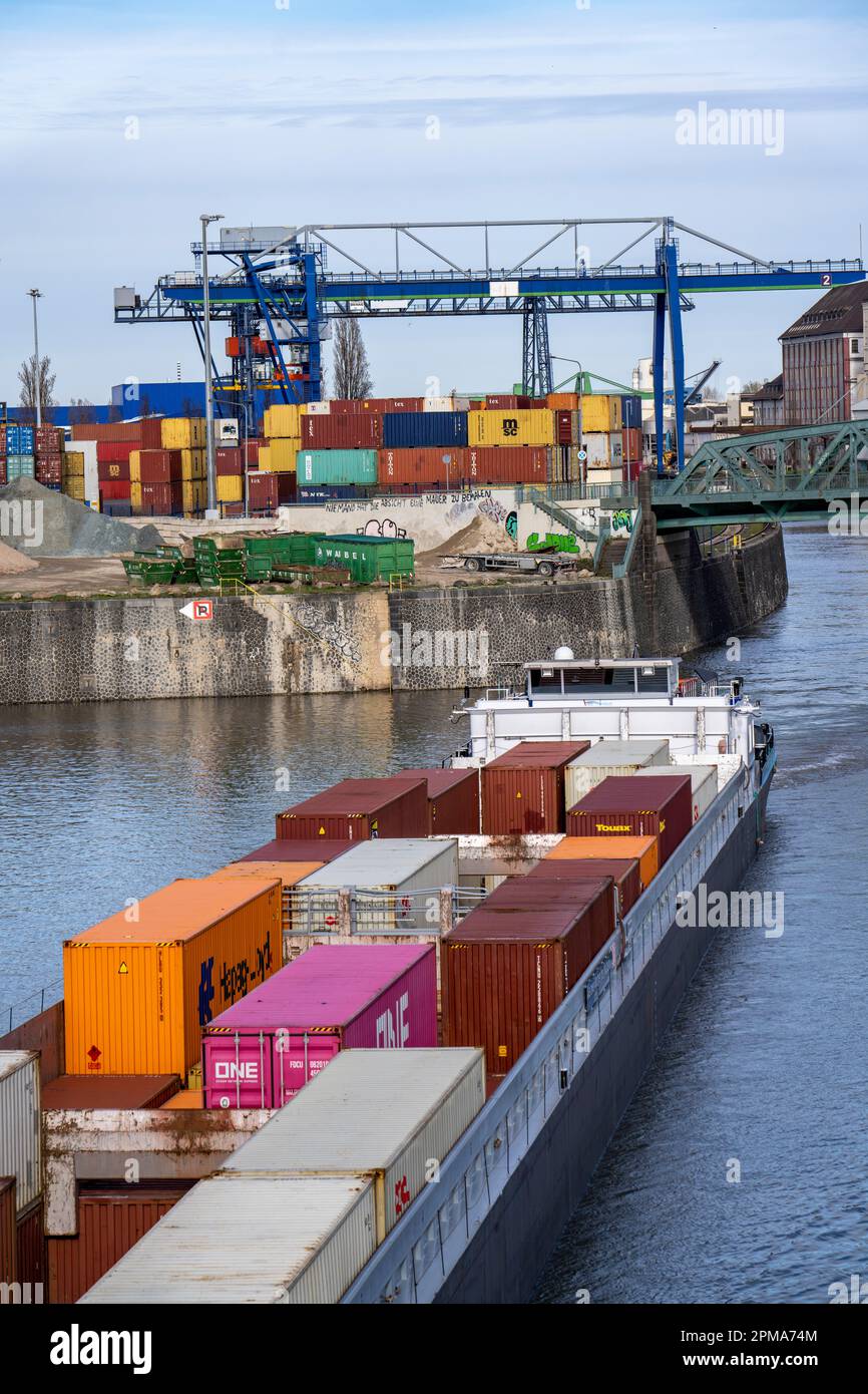 Container freighter Aarburg, che lascia il terminal container di Osthafen, a Francoforte, appartiene alla Contargo Rhein-Main GmbH, Hesse, Germania, Foto Stock