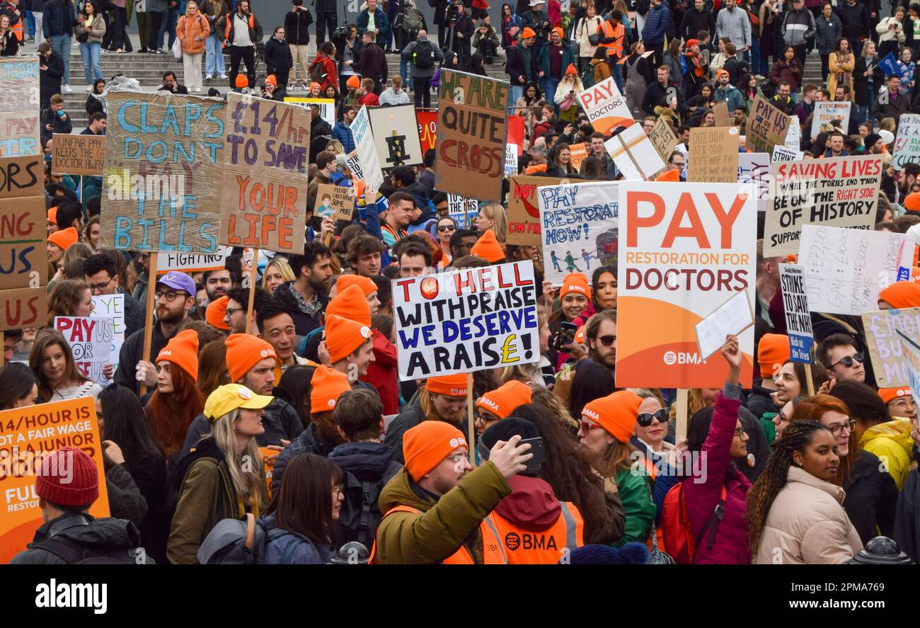 Londra, Regno Unito. 11th aprile 2023. Migliaia di medici in formazione hanno organizzato una protesta a Trafalgar Square mentre iniziavano il loro sciopero di quattro giorni chiedendo il ripristino della retribuzione completa. Foto Stock