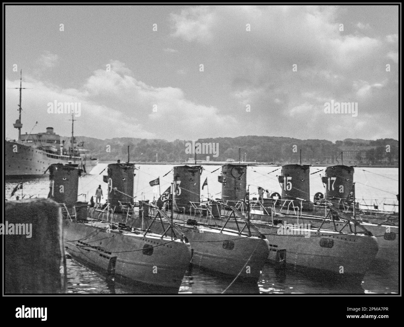 U-Boat Pen 1940s con WW2 sottomarini della Marina tedesca Kriegsmarine Unterseeboote U Boats foto della seconda guerra mondiale U-boats (tedesco: Unterseeboote, U-Boote, Uboote) della Germania nazista battenti bandiera Kriegsmarine ormeggiate preparando per andare in mare seconda guerra mondiale seconda guerra mondiale Foto Stock