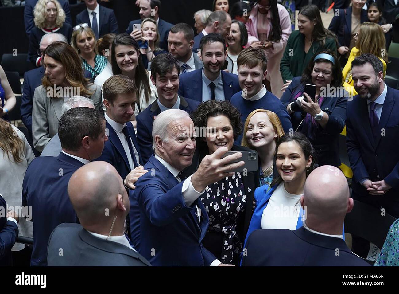 Belfast, Regno Unito. 12th Apr, 2023. Il presidente DEGLI STATI UNITI Joe Biden prende un selfie con gli ospiti dopo il suo speach alla Ulster University di Belfast, Irlanda del Nord, mercoledì 12 aprile 2023. La visita del Presidente Biden segna il 25th° anniversario dell'accordo del Venerdì Santo, l'accordo di pace che ha posto fine a tre decenni di conflitti nell'Irlanda del Nord. Foto di U.S. Embassy London./UPI Credit: UPI/Alamy Live News Foto Stock