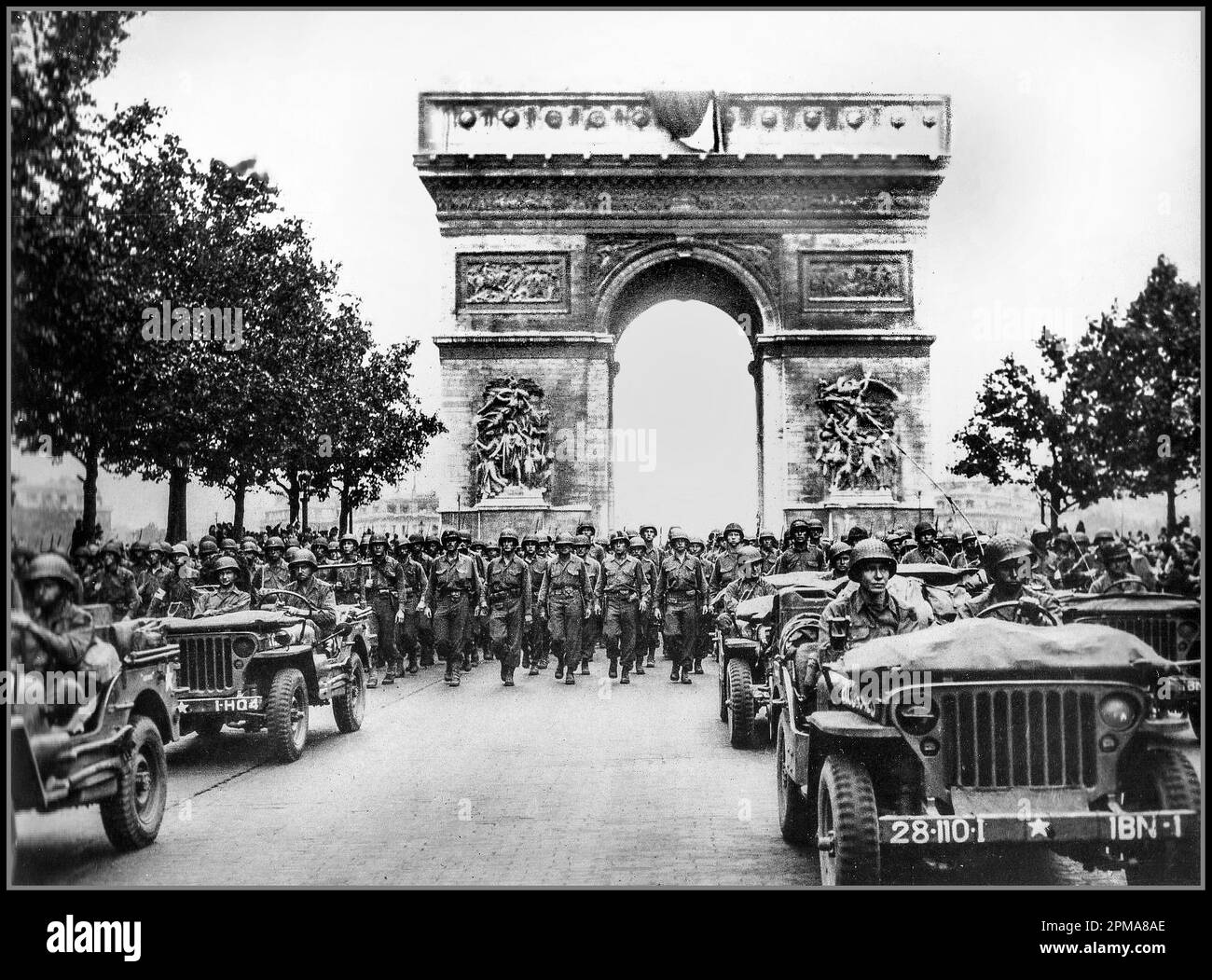 PARIGI WW2 VITTORIA PARADE ARC DE TRIOMPHE PARIGI WW2 VITTORIA LIBERAZIONE GERMANIA NAZISTA truppe americane della 28th° divisione fanteria marciano lungo Avenue des Champs-Élysées, Parigi, nella parata della vittoria. Data 29 agosto 1944 Foto Stock