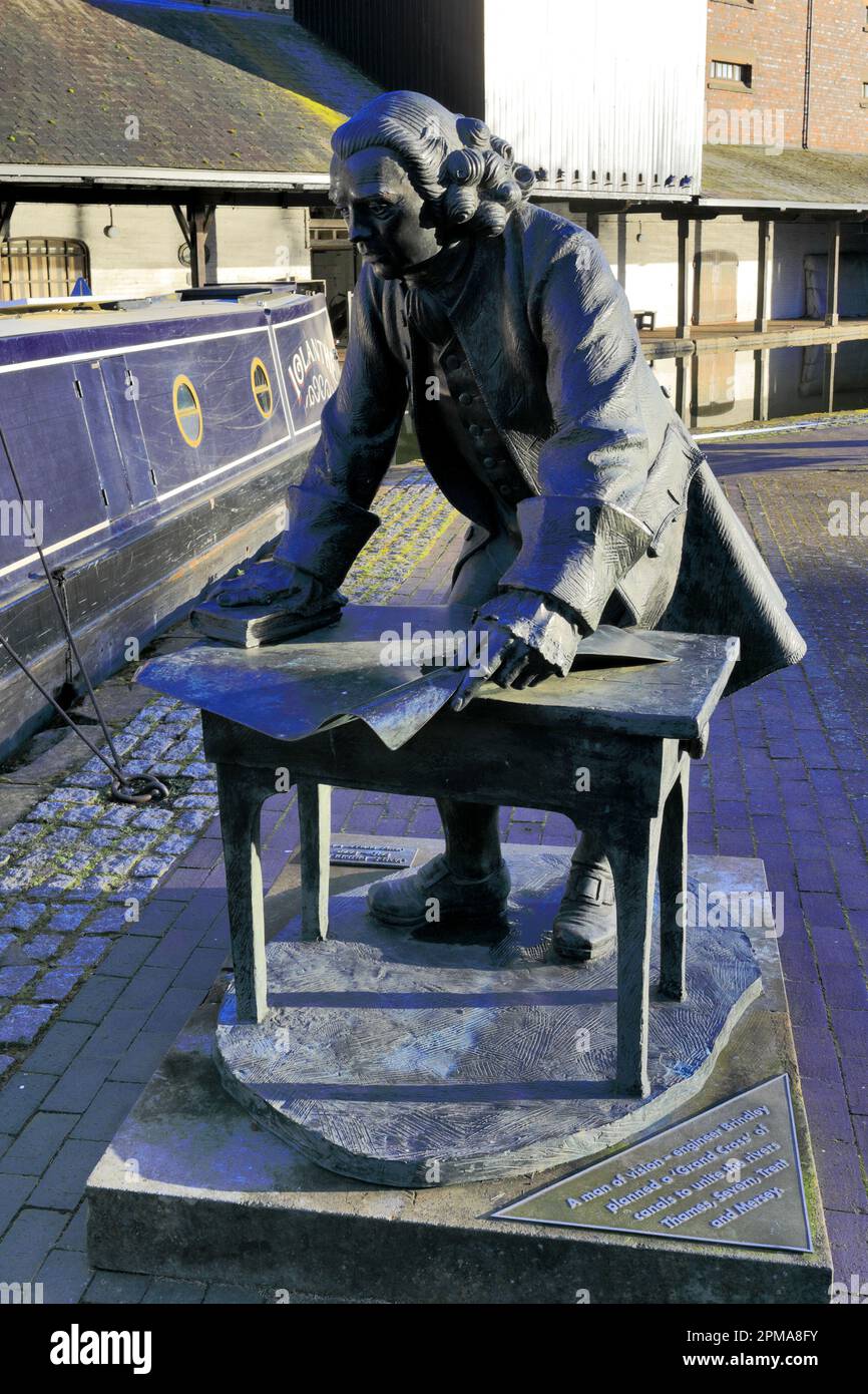 La statua di James Brindley nel bacino del canale sul canale di Coventry, Coventry City, Warwickshire, Inghilterra, Regno Unito Foto Stock