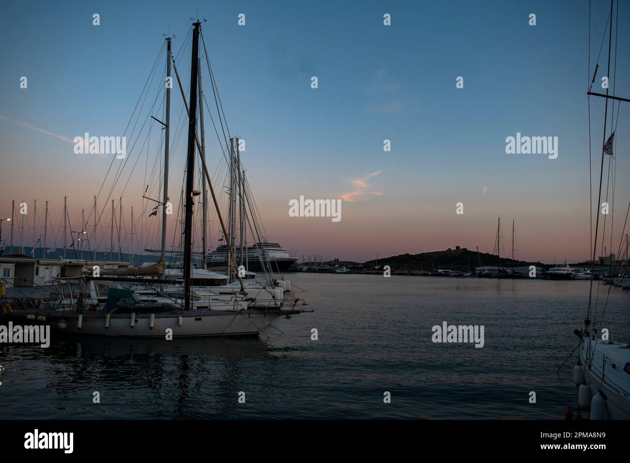 Barca a vela Porto durante il tramonto Foto Stock