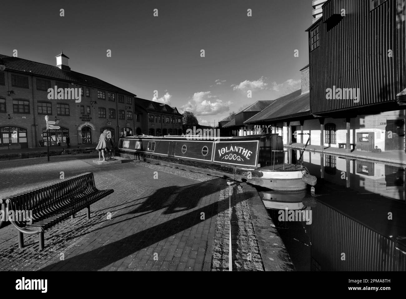 Barche a remi ormeggiate nel Canal Basin sul canale di Coventry, Coventry City, Warwickshire, Inghilterra, Regno Unito Foto Stock