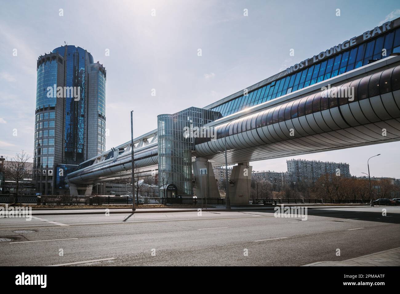 Mosca, Russia - 06 aprile 2021: Ponte pedonale Bagration sul fiume Mosca dalla città di Mosca Foto Stock