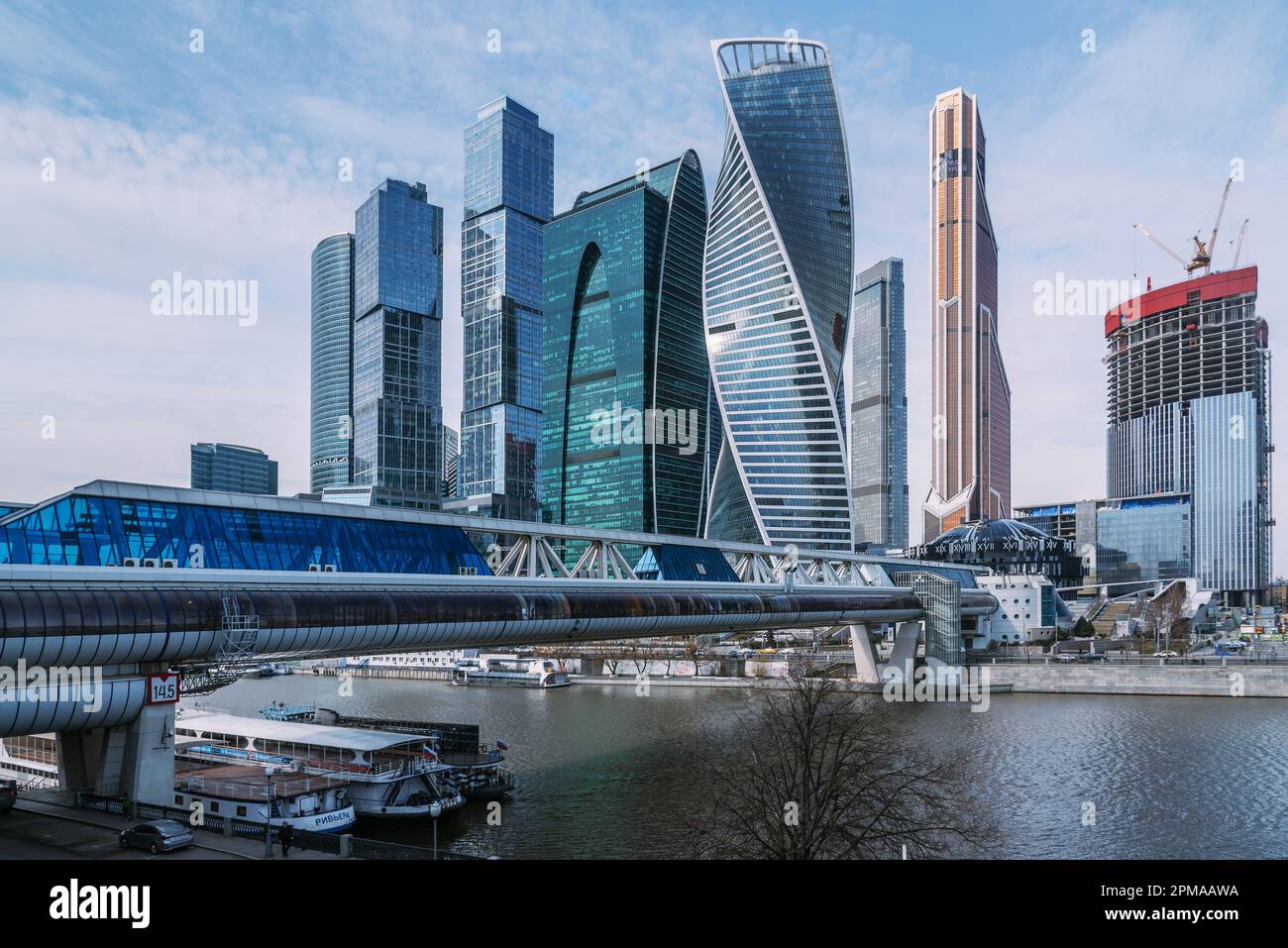 Mosca, Russia - 06 aprile 2021: Ponte pedonale Bagration sul fiume di Mosca con grattacieli di Mosca sullo sfondo Foto Stock