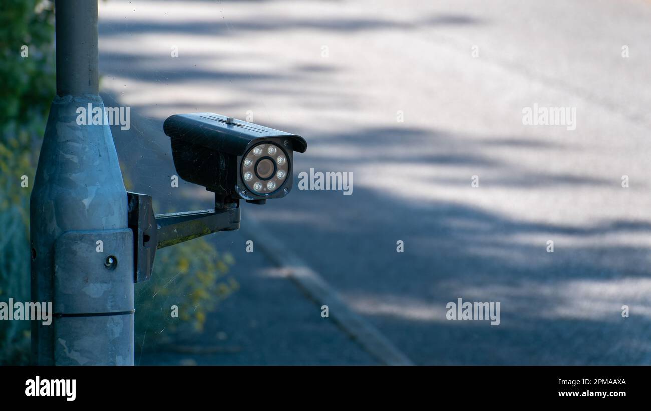 Telecamera CCTV su palo. Telecamera per esterni. Foto Stock