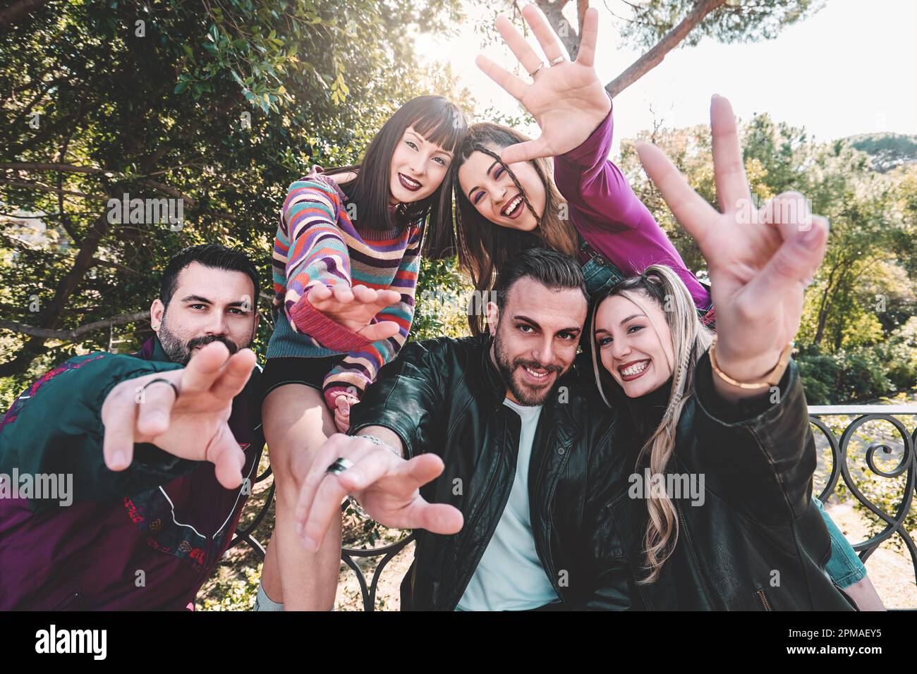 Gruppo di tre uomini e due donne immagini e fotografie stock ad alta  risoluzione - Alamy